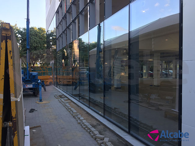 Muro de cortina de cristal para Concesionario Hyundai en Sevilla