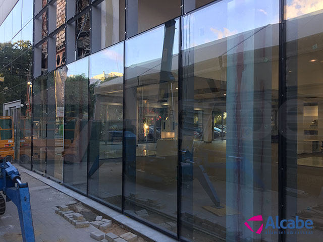 Muro de cortina de cristal para Concesionario Hyundai en Sevilla