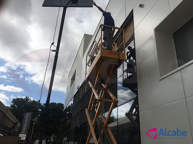 Muro de cortina de cristal para Concesionario Hyundai en Sevilla