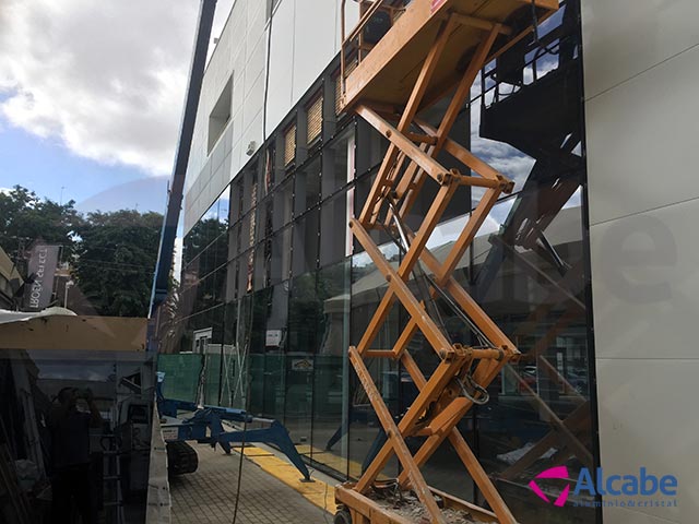 Muro de cortina de cristal para Concesionario Hyundai en Sevilla