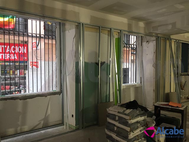 Instalación de escaparate y zonas de cristal en interior en ALE-HOP Preciados, en Madrid
