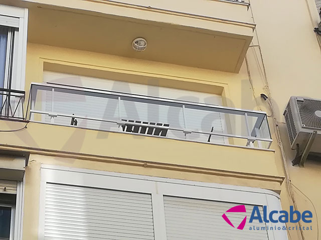 Colocación e instalación de Barandilla de Cristal para balcón o terraza, con pasamanos de aluminio lacado en blanco, en Los Remedios (Sevilla)