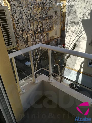 Colocación e instalación de Barandilla de Cristal para balcón o terraza, con pasamanos de aluminio lacado en blanco, en Los Remedios (Sevilla)