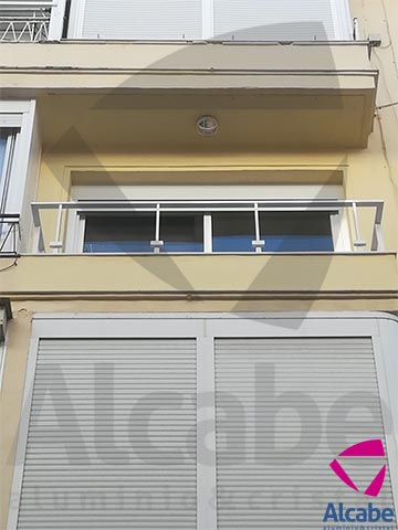 Colocación e instalación de Barandilla de Cristal para balcón o terraza, con pasamanos de aluminio lacado en blanco, en Los Remedios (Sevilla)