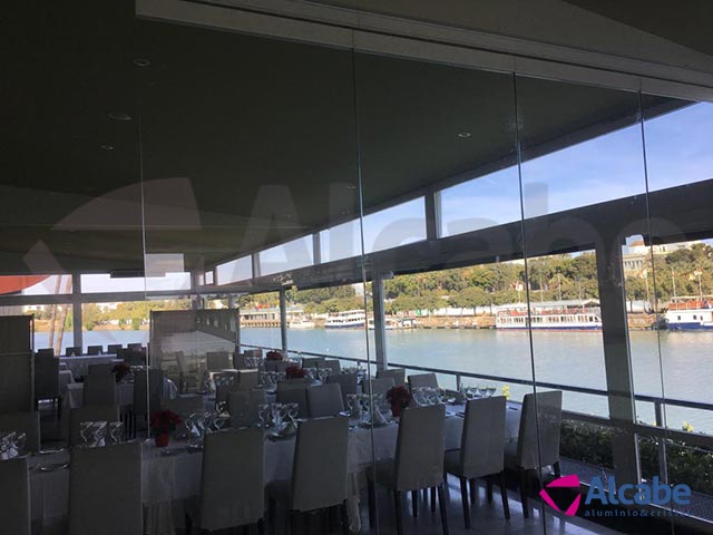 Restaurante Río Grande. Instalación de cerramientos de cristal con cortinas de vidrio Sunflex SF40