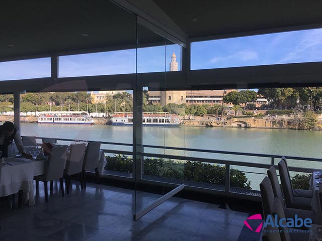 Restaurante Río Grande. Instalación de cerramientos de cristal con cortinas de vidrio Sunflex SF40