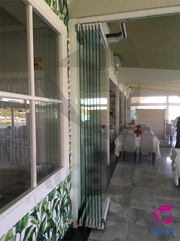 Restaurante Río Grande. Instalación de cerramientos de cristal con cortinas de vidrio Sunflex SF40