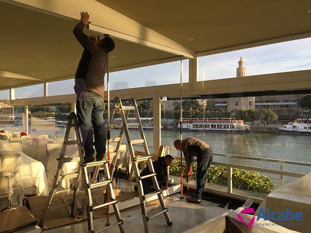 Restaurante Río Grande. Instalación de cerramientos de cristal con cortinas de vidrio Sunflex SF40