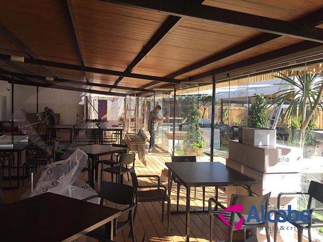 Instalación de un cerramiento completo de cortinas de cristal en Tulúm Club & Restaurant, de Chipiona, Cádiz