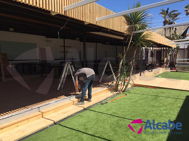 Instalación de un cerramiento completo de cortinas de cristal en Tulúm Club & Restaurant, de Chipiona, Cádiz