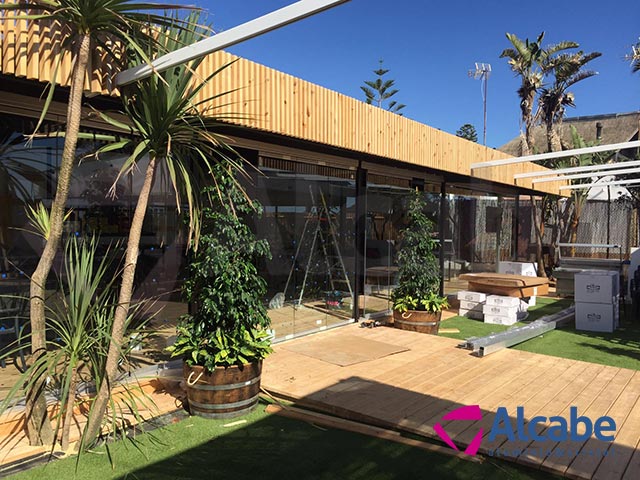 Instalación de un cerramiento completo de cortinas de cristal en Tulúm Club & Restaurant, de Chipiona, Cádiz