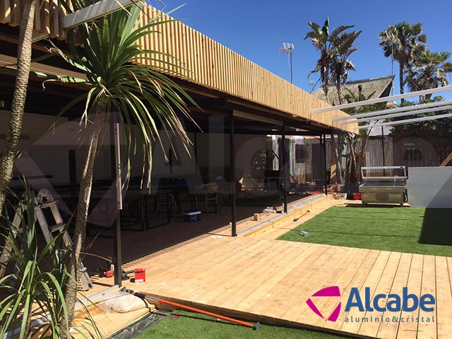 Instalación de un cerramiento completo de cortinas de cristal en Tulúm Club & Restaurant, de Chipiona, Cádiz