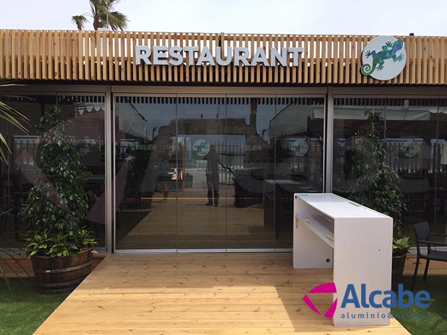Instalación de un cerramiento completo de cortinas de cristal en Tulúm Club & Restaurant, de Chipiona, Cádiz
