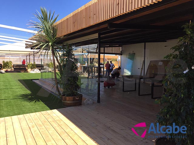 Instalación de un cerramiento completo de cortinas de cristal en Tulúm Club & Restaurant, de Chipiona, Cádizcerramiento-cristal-restaurante-chipiona-04