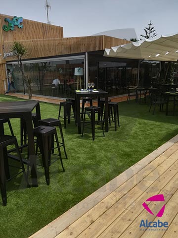 Instalación de un cerramiento completo de cortinas de cristal en Tulúm Club & Restaurant, de Chipiona, Cádiz