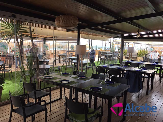 Instalación de un cerramiento completo de cortinas de cristal en Tulúm Club & Restaurant, de Chipiona, Cádiz