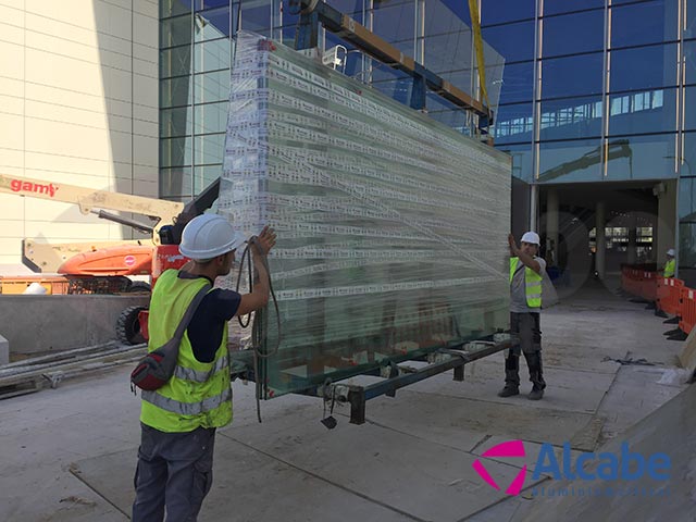 Minigrúa para colocación de cristales en el Centro Comercial LAGOH