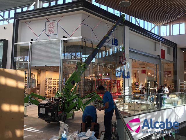 Minigrúa para colocación de cristales en el Centro Comercial LAGOH