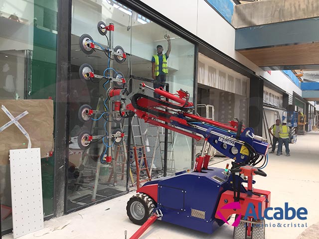 Robot cristalero para colocación de cristales en el Centro Comercial LAGOH