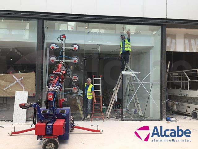 Robot cristalero para colocación de cristales en el Centro Comercial LAGOH
