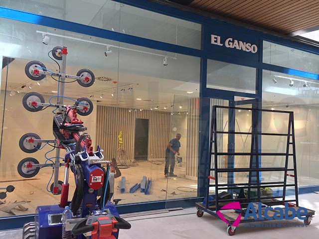 Robot cristalero para colocación de cristales en el Centro Comercial LAGOH