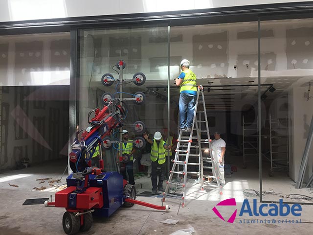 Robot cristalero para colocación de cristales en el Centro Comercial LAGOH