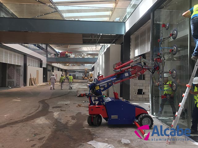 Robot cristalero para colocación de cristales en el Centro Comercial LAGOH