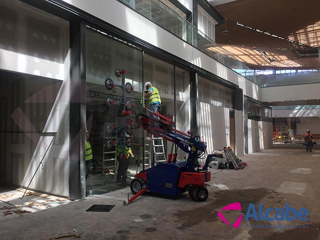Robot cristalero para colocación de cristales en el Centro Comercial LAGOH