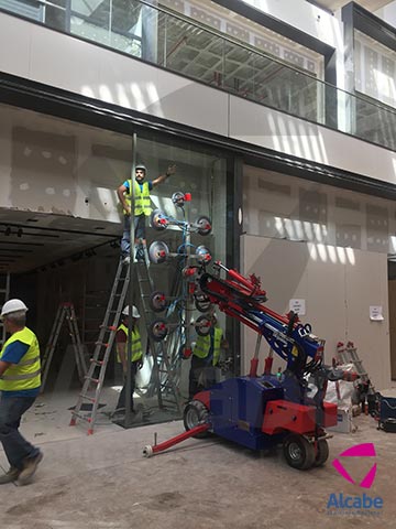 Robot cristalero para colocación de cristales en el Centro Comercial LAGOH