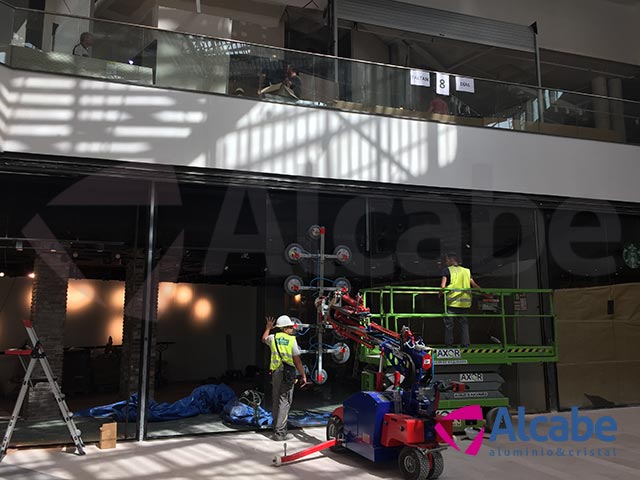 Robot cristalero para colocación de cristales en el Centro Comercial LAGOH