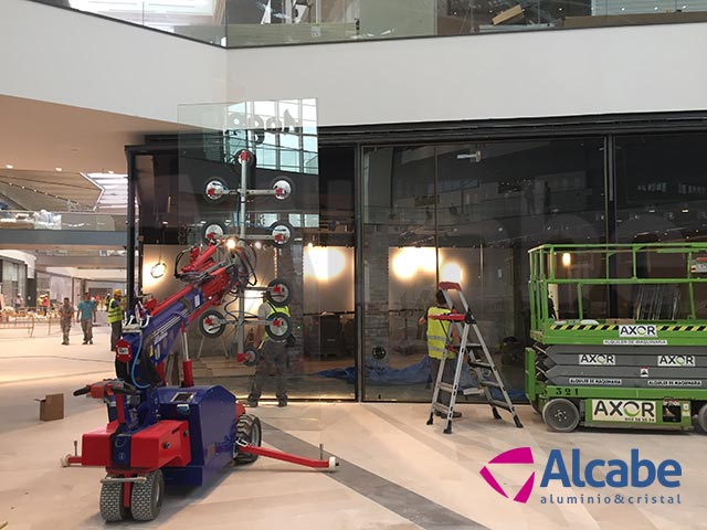 Robot cristalero para colocación de cristales en el Centro Comercial LAGOH