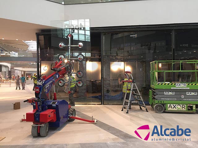 Robot cristalero para colocación de cristales en el Centro Comercial LAGOH