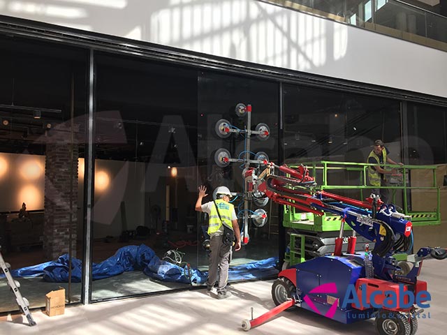 Robot cristalero para colocación de cristales en el Centro Comercial LAGOH