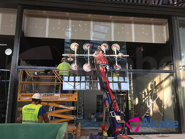 Robot cristalero para colocación de cristales en el Centro Comercial LAGOH