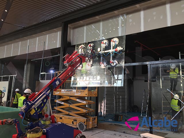 Robot cristalero para colocación de cristales en el Centro Comercial LAGOH