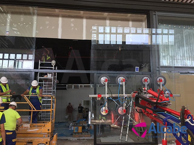 Robot cristalero para colocación de cristales en el Centro Comercial LAGOH