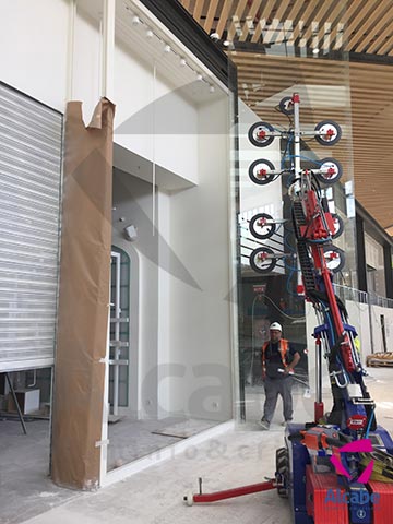 Robot cristalero para colocación de cristales en el Centro Comercial LAGOH