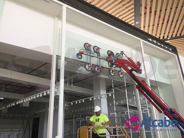 Robot cristalero para colocación de cristales en el Centro Comercial LAGOH