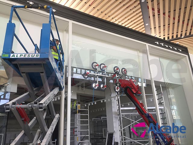 Robot cristalero para colocación de cristales en el Centro Comercial LAGOH