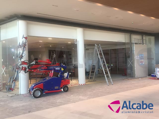 Robot cristalero para colocación de cristales en el Centro Comercial LAGOH