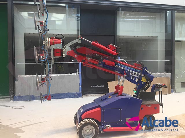 Robot cristalero para colocación de cristales en el Centro Comercial LAGOH