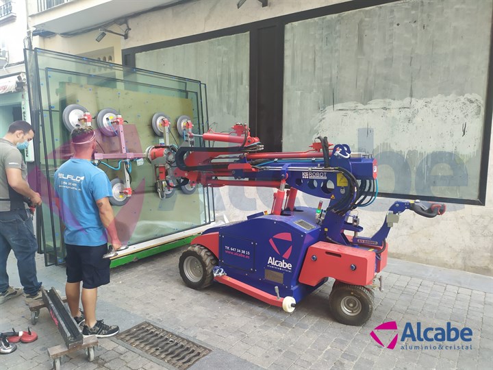 Instalación Cristales Escaparate con Robot Cristalero Tienda KeDisparaT Sanlúcar de Barrameda