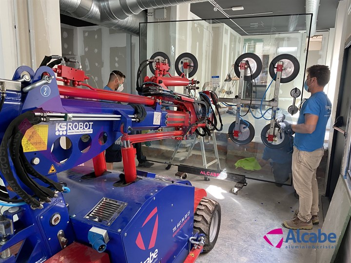 Instalación Cristales Escaparate con Robot Cristalero Tienda KeDisparaT Sanlúcar de Barrameda