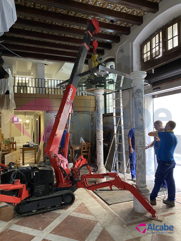 Alquiler de minnigrua para la colocacion de cristal pesado en un conocido restaurante de Sevilla