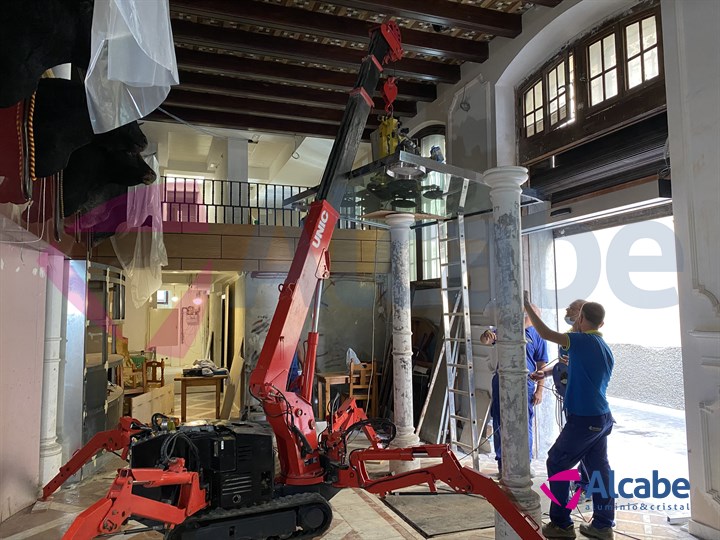 Alquiler de minnigrua para la colocacion de cristal pesado en un conocido restaurante de Sevilla