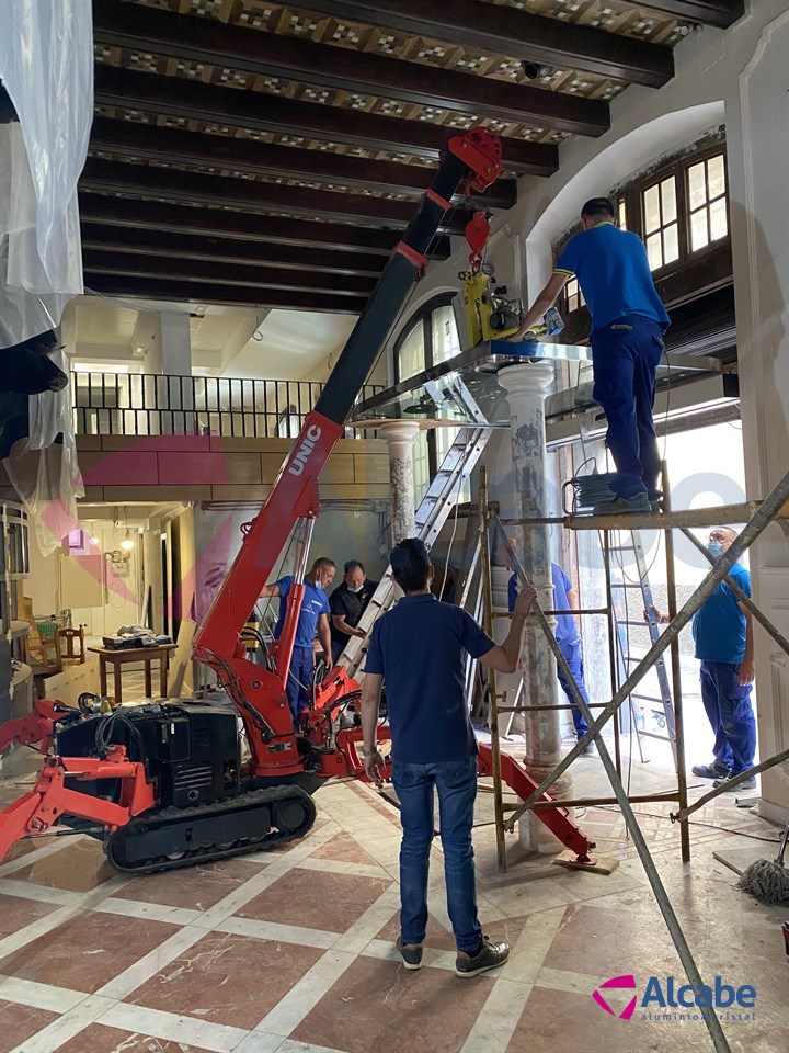 Alquiler de minnigrua para la colocacion de cristal pesado en un conocido restaurante de Sevilla