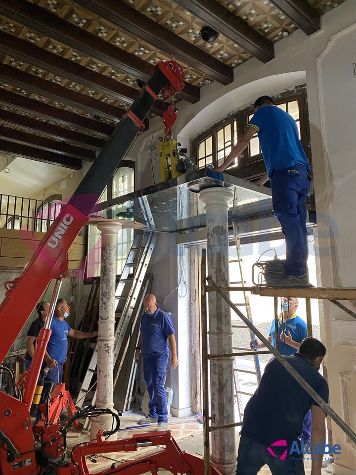 Alquiler de minnigrua para la colocacion de cristal pesado en un conocido restaurante de Sevilla