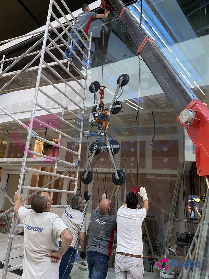 Alquiler de Minigrúa en Sevilla, para la subida a planta alta y colocación de cristales de gran envergadura en la Joyería APART, del C.C. Lagoh (Sevilla)