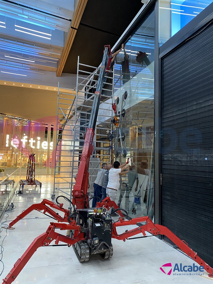 Alquiler de Minigrúa en Sevilla, para la subida a planta alta y colocación de cristales de gran envergadura en la Joyería APART, del C.C. Lagoh (Sevilla)