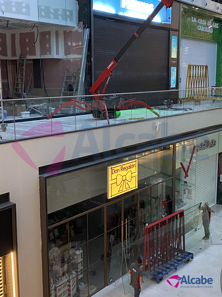 Alquiler de Minigrúa en Sevilla, para la subida a planta alta y colocación de cristales de gran envergadura en la Joyería APART, del C.C. Lagoh (Sevilla)